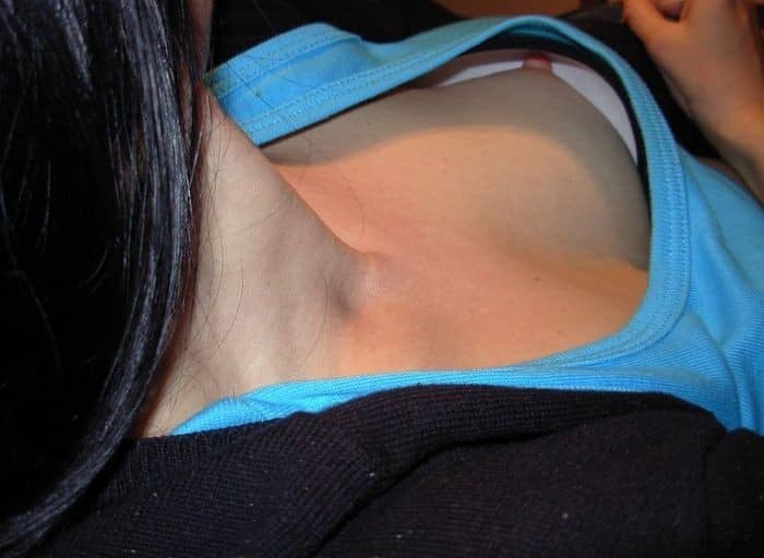 ◆【画像】ノーブラだから乳首まで見えちゃった、素人女性たちの胸チラを街撮り 変態の宴Ⅱ