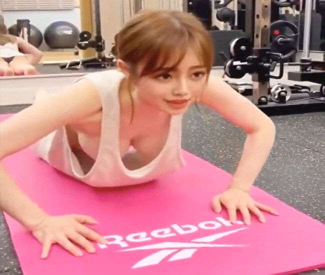 【動画あり】ジムで腕立てしてる美女、乳首が丸出しになってるのに気付いてないwwwww 変態の宴Ⅱ