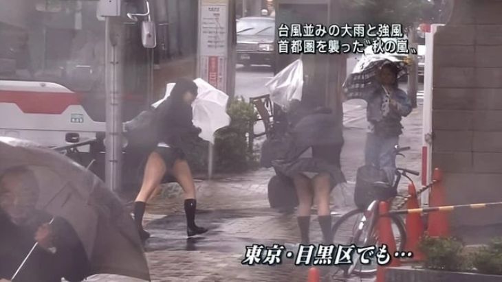 ◆【画像】女子高生「やばｗ風でパンツめくれそうｗｗｗ」 変態の宴Ⅱ