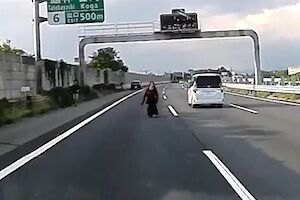 ◆【動画】群馬の高速道路を走行中に女の人が飛び込んでくる恐怖のドラレコ。 変態の宴Ⅱ