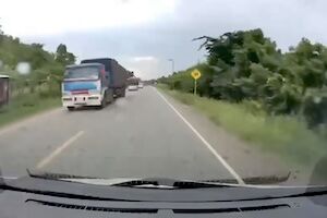 ◆【動画】反対車線に飛び出したバイク女子と正面衝突したドラレコ。 変態の宴Ⅱ