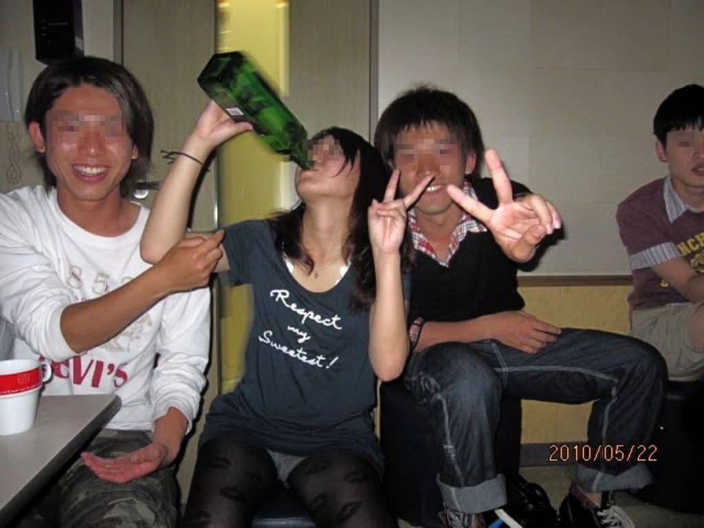 ◆【画像】ヤリサーはＪＤとヤリまくり「おっぱいパンチラ丸出しで女子大生と乱交飲み」 変態の宴Ⅱ