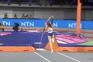 ◆【動画】開放骨折。世界陸上の棒高跳でジャンプに失敗した選手が重傷を負う。 変態の宴Ⅱ