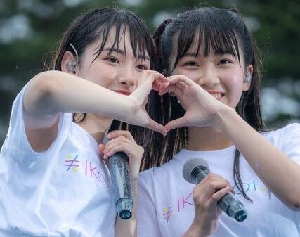 ◆【悲報】某有名アイドルさん、腋の処理が甘いところを激写され炎上www