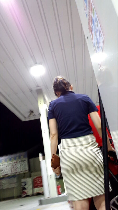 ◆【画像】ガススタで給油してるお姉さんのパンティ透けてるwww 変態の宴Ⅱ