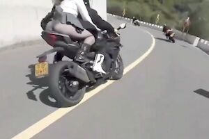 ◆【動画】パンチラ2ケツを追い越そうとしたバイク乗り、大事故を起こす(@_@;)