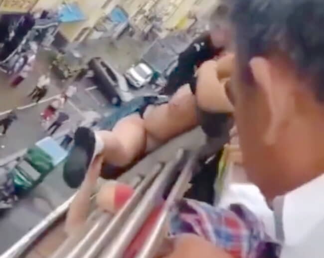 ◆【動画】飛び降り自殺を救出された女子高生、ずっとパンツ丸見えになってしまう・・・ 変態の宴Ⅱ