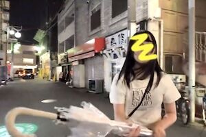 ◆【動画】カメラにキレて傘で殴ってくる新宿大久保公園の立ちんぼさん(゚o゚) 変態の宴Ⅱ