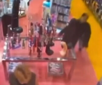 ◆【動画】男がアダルトショップで巨大な大人の玩具を万引きしようとする 変態の宴Ⅱ