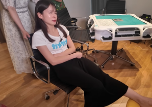 ◆【GIF有】宇内梨沙アナ、足つぼで黒パンティーが見えるハプニング 変態の宴Ⅱ