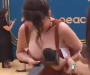 ◆【動画】女性レポーターの胸の谷間にハチが入ってしまう 変態の宴Ⅱ