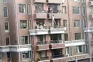 ◆【動画】不倫の代償。全裸で5階から逃げようとして転落してしまう事故。 変態の宴Ⅱ