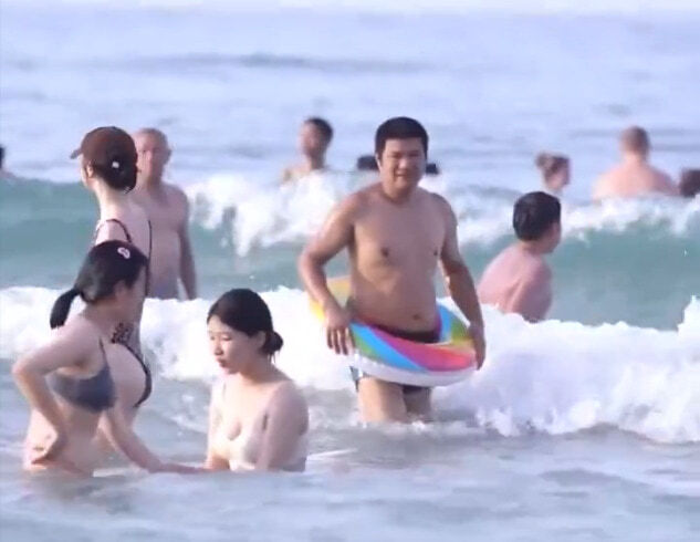 ◆【動画】海水浴場でマン○が丸見えになってしまった女子大生が激写されるwwwこれはエロい 変態の宴Ⅱ