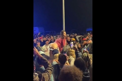 ◆『動画』女さんが人前でお尻を露出”ﾎﾟﾖﾝﾎﾟﾖﾝ”→男達の反応がこれwww 変態の宴Ⅱ