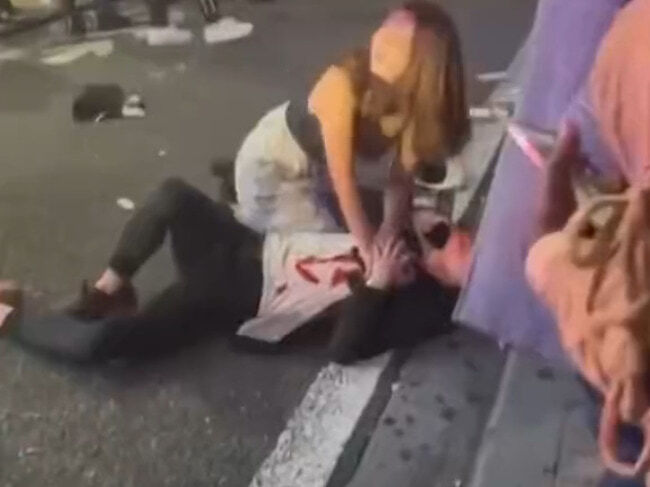 ◆【閲覧注意】新宿・歌舞伎町でホストが女に刺される。無修正動画・画像がヤバすぎる… 変態の宴Ⅱ