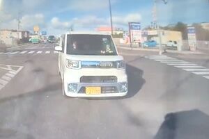 ◆どんな運転だよ。同じ軽自動車に3回もぶつけられたドラレコ。 変態の宴Ⅱ