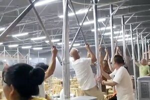 ◆【動画】強風から屋台の屋根を守ろうとした人たち、一緒に浮き上がってしまう。 変態の宴Ⅱ