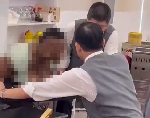◆【動画】(ポロリあり!)ヒャッハーな特攻野郎Aチームみたいなまんさん中国人相手に暴れるwww 変態の宴Ⅱ