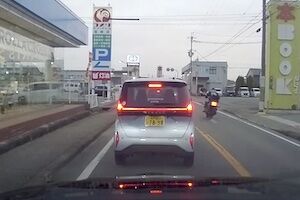 ◆【兵庫】これはバイクがカス。渋滞を反対車線から追い越そうとしていたバイクがセレナを破壊してしまう。 変態の宴Ⅱ