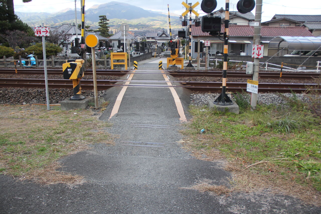 JR東海道線（JR東海区間）白隠踏切（132k159m） : 北海道踏切調査室（HBC）