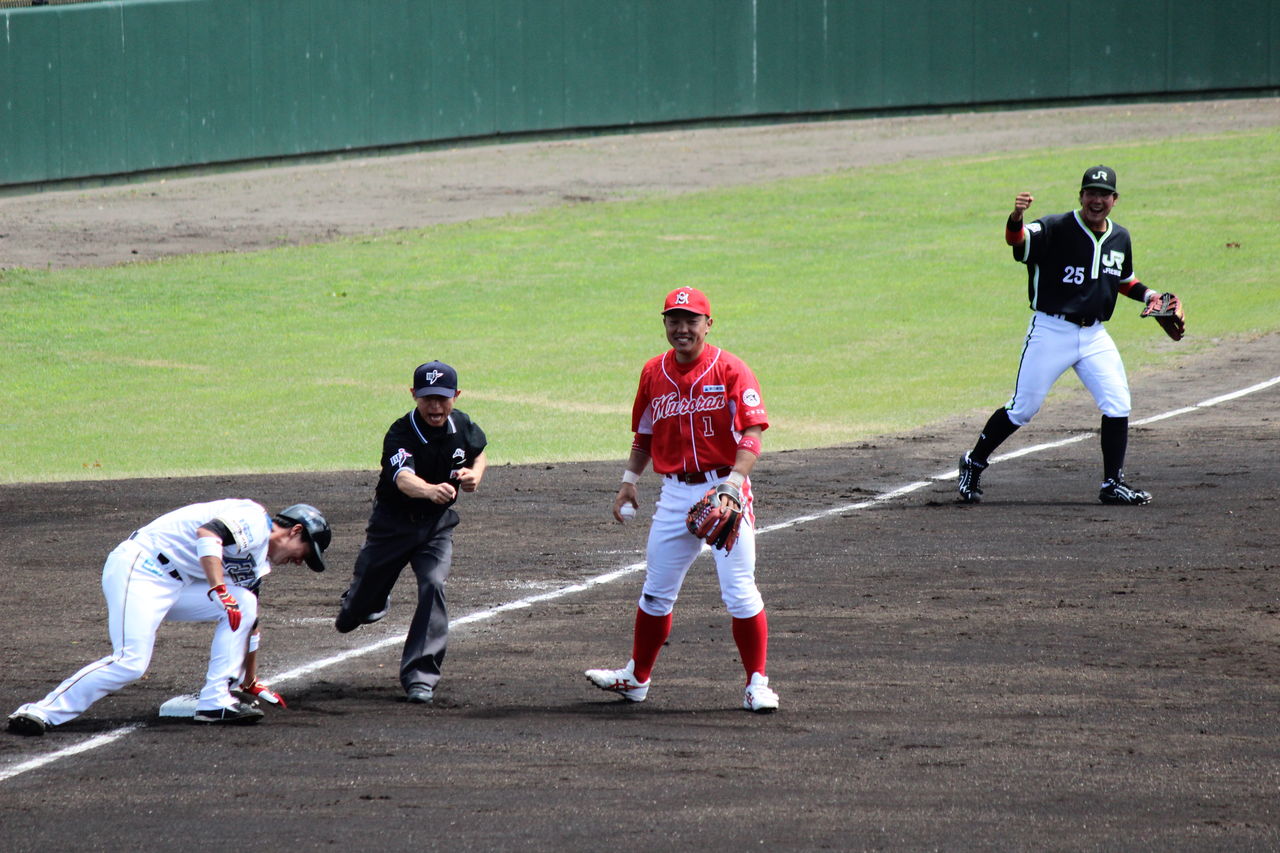 13年 7月29日の北海道日本ハム対北海道社会人選抜 滝川市営球場 スコアシートを持って 13年 7月29日の北海道日本ハム対北海道社会人選抜 滝川市営球場 スコアシートを持って