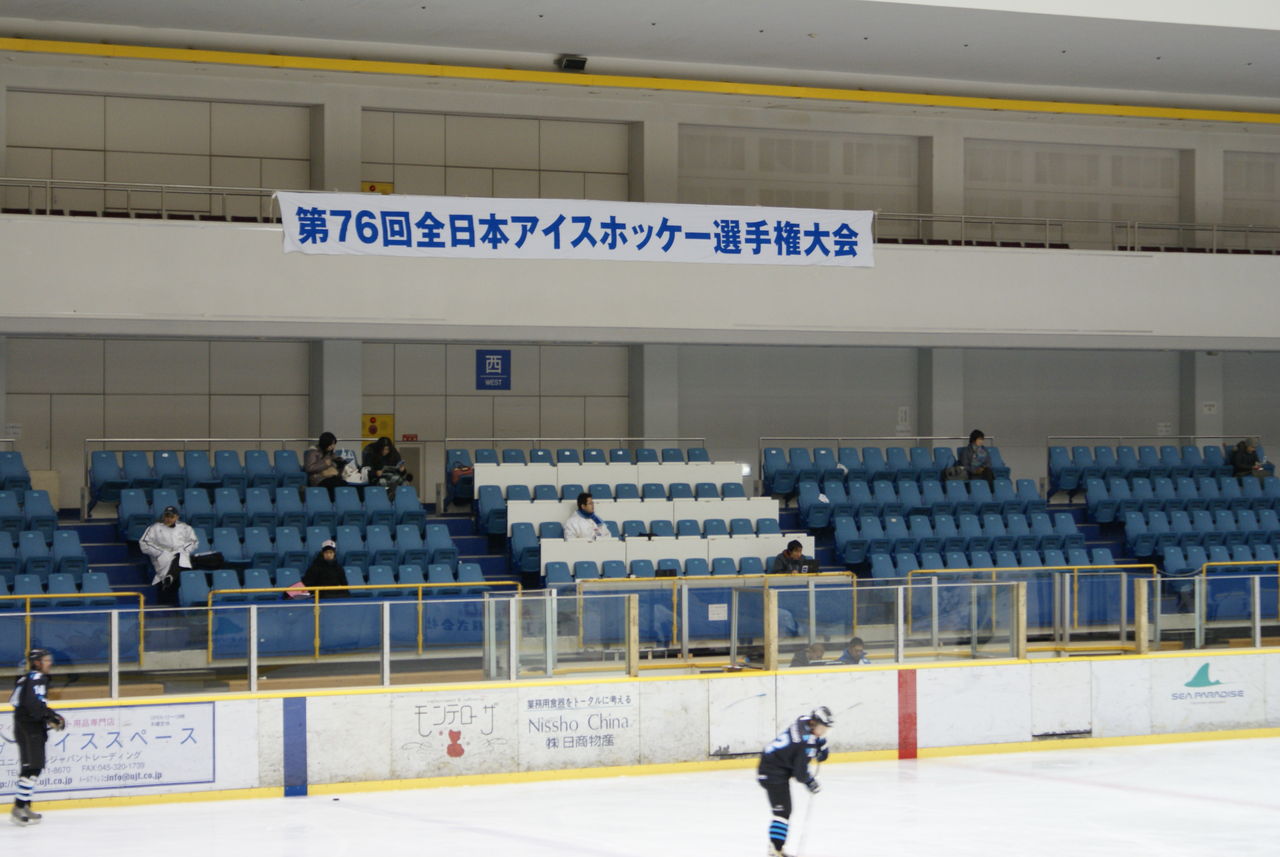 09 2月9日の第76回全日本アイスホッケー選手権 新横浜スケートセンター スコアシートを持って