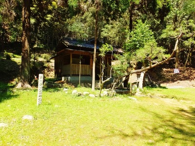 手前石柱の下に高麗寺礎石が埋まる