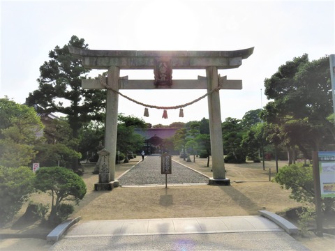 誉田(こんだ)八幡宮鳥居から拝殿