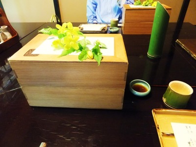 山吹飾りの前菜お重