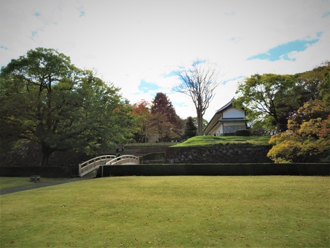 ���˳ڶ����黰����Ĺ���򸫤�