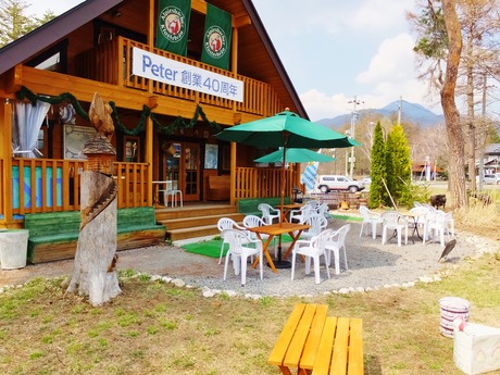 蓼科湖畔につづく庭