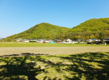 吉備の中山、左が龍王山、右が茶臼山