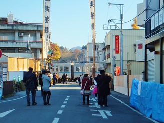 0・御花畑踏切を通過する秩父鉄道