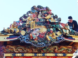 2・中町屋台の大きな鬼板