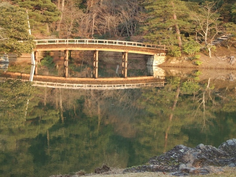 浴龍池に映る土橋
