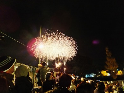 7・桟敷席の後方にもスターマインが打ち上げられる