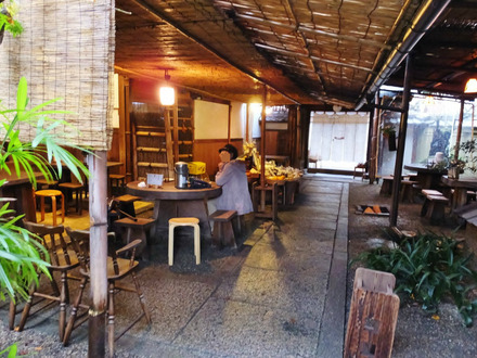 奥庭より店内を見る