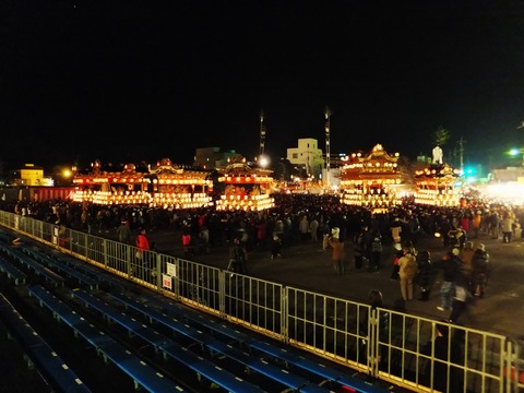 御旅所に6基の笠鉾・屋台がならぶ