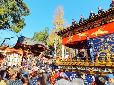 2・境内神門前で曳き踊りを奉納する宮地屋台