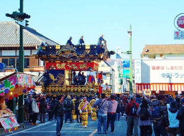 本町交差点で上町屋台に出会う