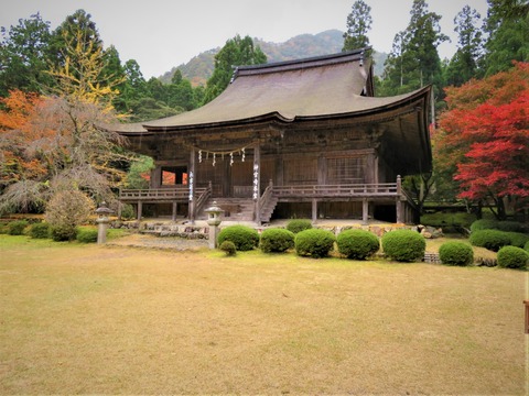 紅葉が美しい神宮寺・本堂
