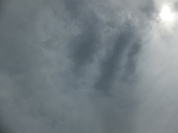 春一番が吹く前はまだ雲が空を覆う