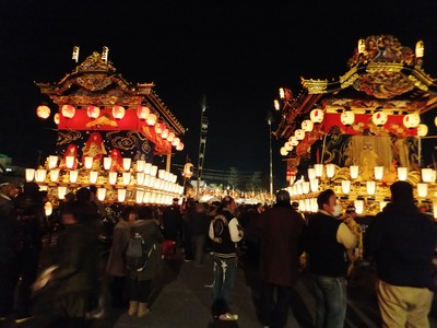 1・御旅所へ降りて、左:宮地屋台・右:上町屋台