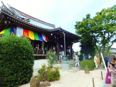 各々のお墓に卒塔婆を立てにゆく檀信徒