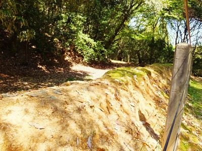 古墳を廻る土塁