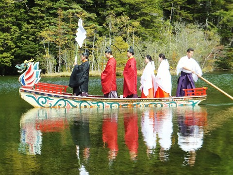 °ìçÛ¤ËʾÖç¤òÊû¤²¡¢¿À´±¤ÈÖà½÷¤¬¾èÁ¥