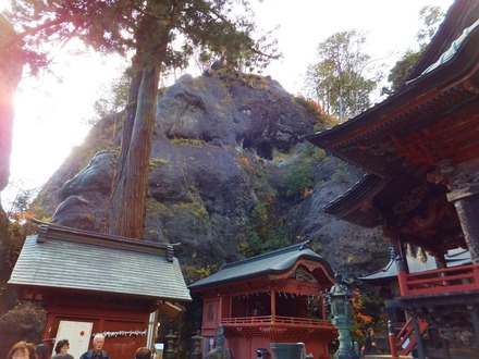 榛名神社本殿境内と屏風岩