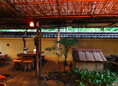 店内には井戸や囲炉裏もあります