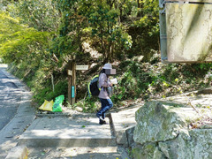 御陵への登山口