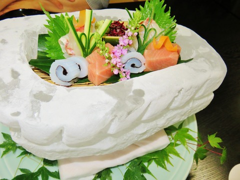 氷の器に盛られたお刺身